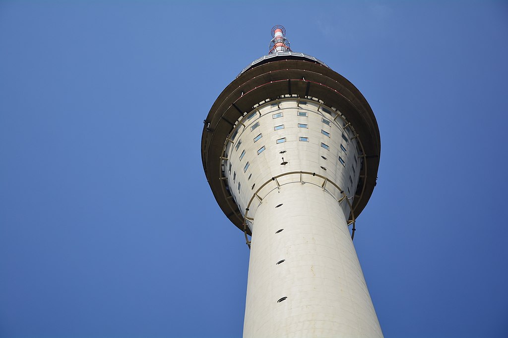 Fernsehturm Dresden frontal von unten