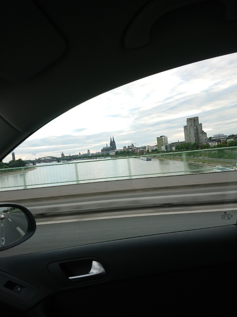 Kölner Dom frontal von der Zoobrücke aus gesehen
