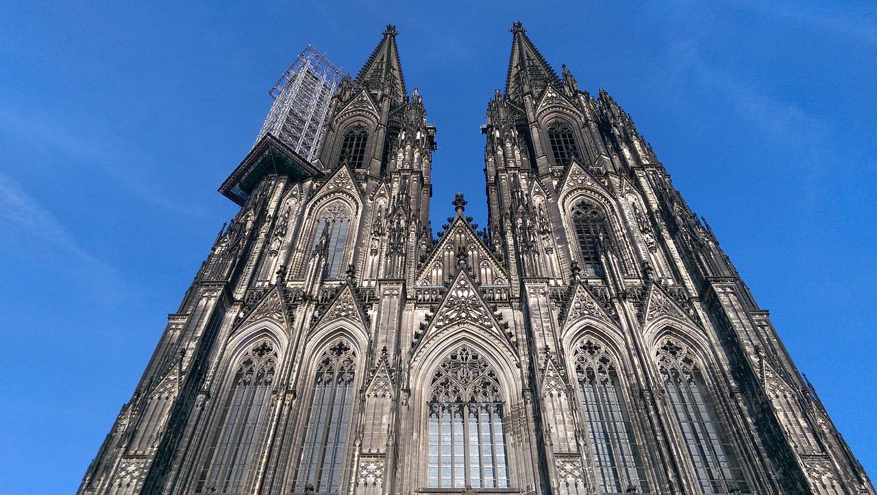 Kölner Dom frontal von unten