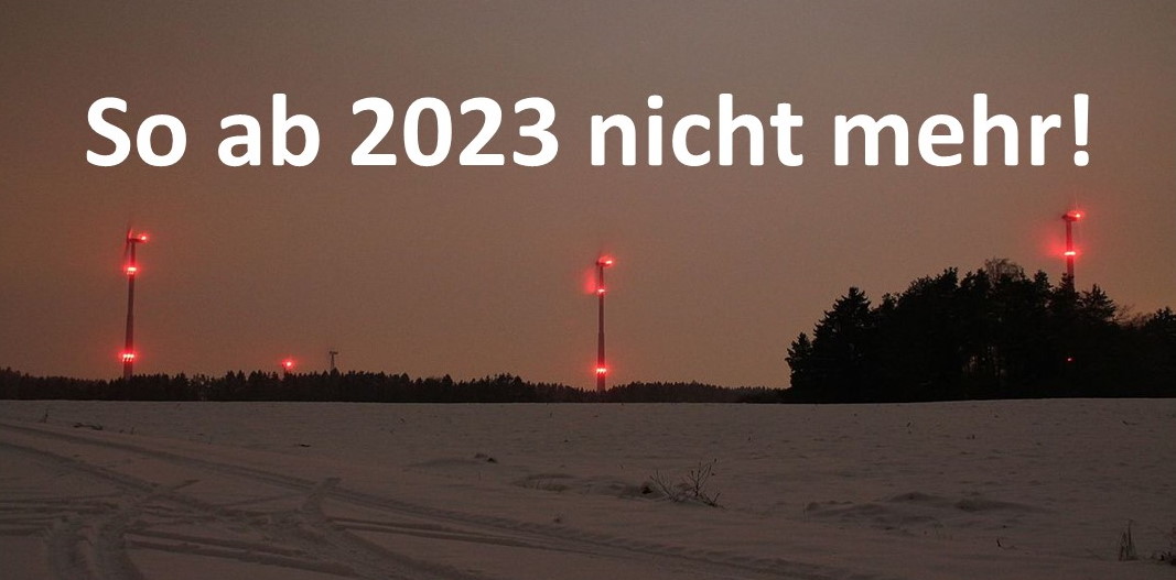 Rot erleuchtete Windkraftanlagen bei Nacht